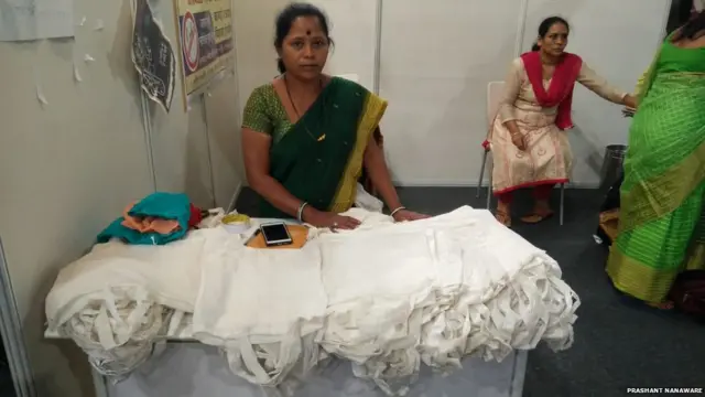 कापडी पिशव्या विकणारी महिला