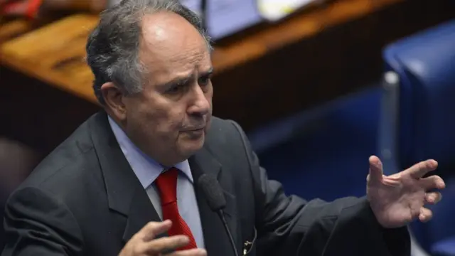 Cristovam Buarque discursa no Senado