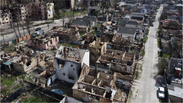 這張航拍照片顯示了基輔西北部伊爾平一個被毀的住宅區