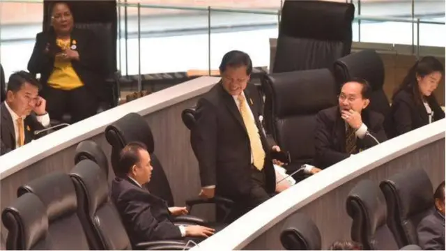 พ.ต.ท.ไวพจน์ อาภรณ์รัตน์ (คนที่ยืนอยู่) ปรากฏตัวในห้องประชุมสภาเมื่อ 4 ธ.ค. 2562 เพื่อเป็นองค์ประชุม แต่ไม่ได้ขานมติ หลังเกิดเหตุองค์ประชุมล่ม 2 ครั้งซ้อนกับรัฐบาลเสียงปริ่มน้ำ