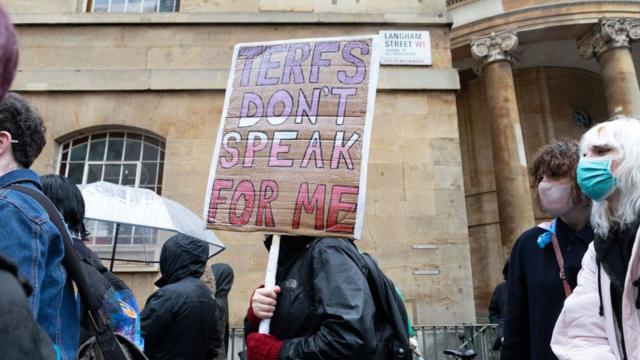 Manifestante segura cartaz durante protestoaposta vermelho ou pretoLondres,aposta vermelho ou pretojaneiroaposta vermelho ou preto2022, no qual se lê 'TERFs não falam por mim'
