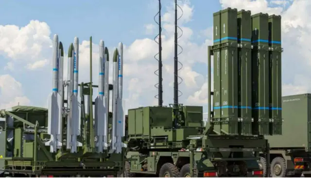 IRIS-T SLS візуально відрізняються від IRIS-T SLM тим, що у комплексів з меншою дальністю стрільби ракети перебувають не у контейнерах