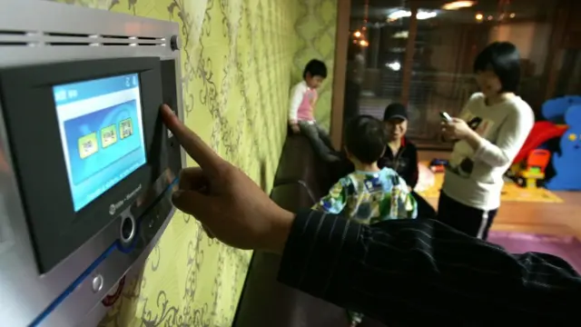 Un hombre maneja el panel de una casa inteligente