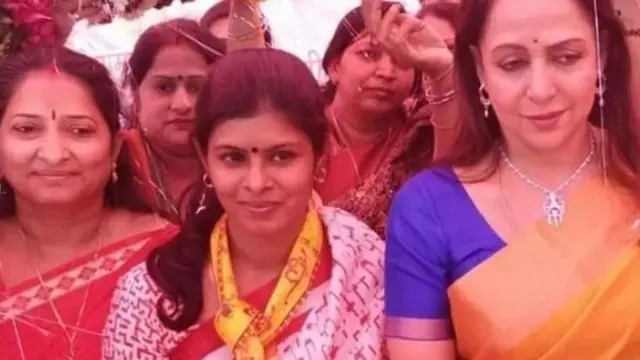 2017 में चुनाव प्रचार के दौरान स्वाति सिंह हेमा मालिनी के साथ