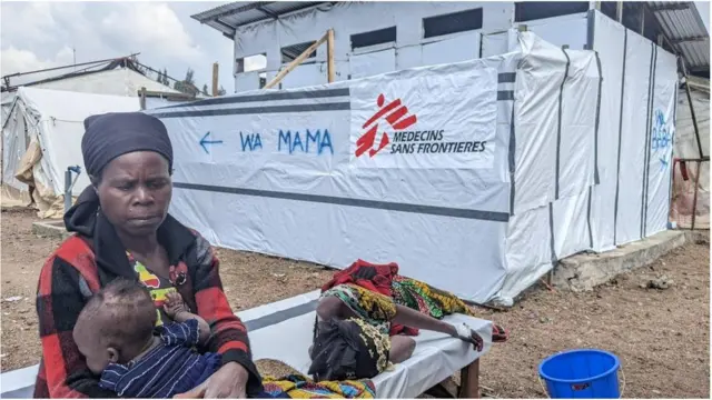 Claudine et son enfant malade de choléra, au camp des déplacés de Kanyaruchinya