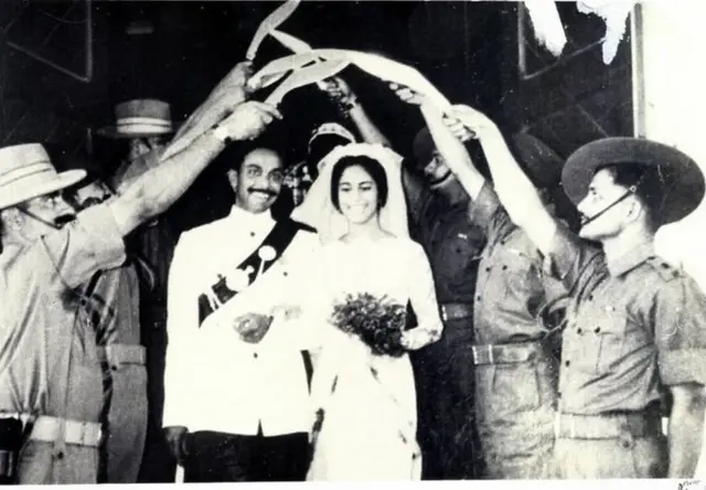 మేజర్ జనరల్ ఇయాన్ కార్డోజ్, ఆయన భార్యకు ఖుఖ్రీలతో గూర్ఖా సైనికుల అభివాదం