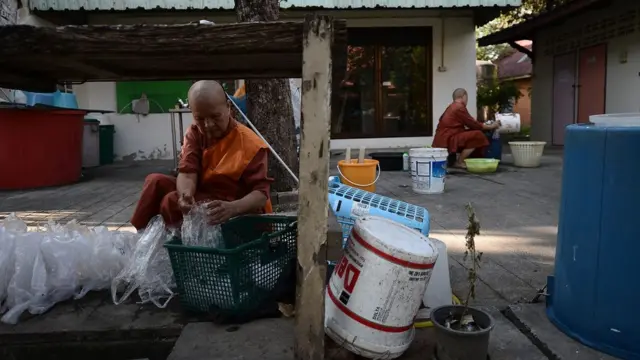 ภิกษุณีแยกขยะภายในวัด