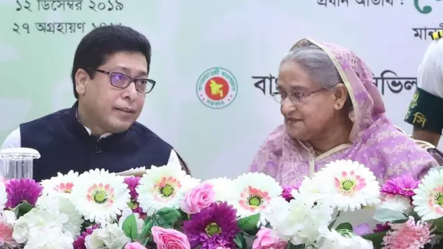 প্রধানমন্ত্রী শেখ হাসিনার সাথে এক অনুষ্ঠানে জনপ্রশাসন প্রতিমন্ত্রী ফরহাদ হোসেন। (ফাইল ফটো)