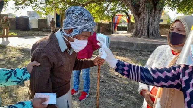 जम्मू-कश्मीर में ज़िला विकास परिषद चुनाव के पहले चरण की वोटिंग जारी