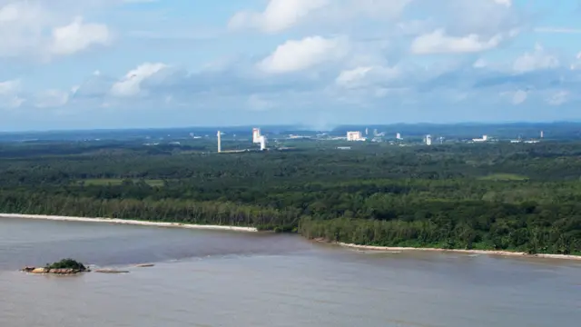 Puerto espacial de Kourou visto desde el mar
