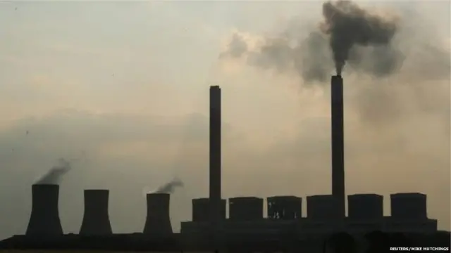 फैक्ट्रियों से निकलने वाला धुंआ