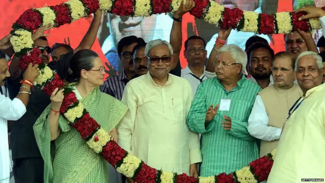 सोनिया गांधी के साथ नीतीश कुमार और लालू प्रसाद यादव