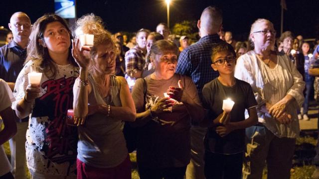 Pessoas seguram velasa2sport betvigília