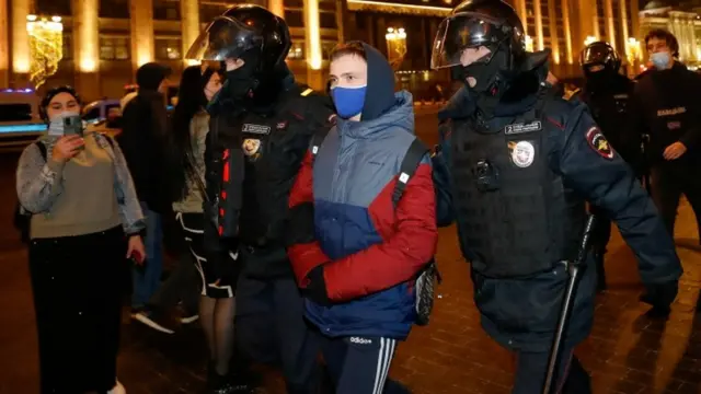 Detención de un seguidor de Navalny en Moscú.
