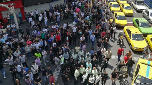 इराणची राजधानी तेहरान इथं झालेली व्यापाऱ्यांची निदर्शन.