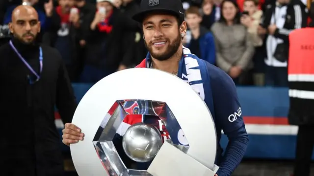 Neymar sosteniendo el trofeo de campeón
