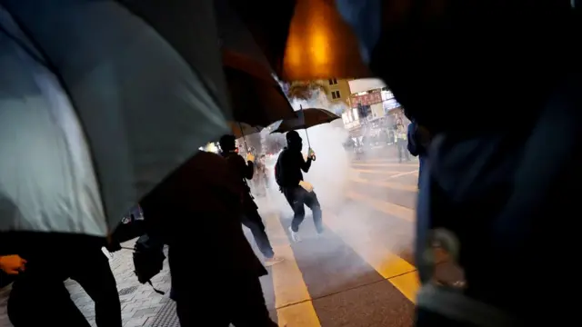 示威者在街头与警方对峙。