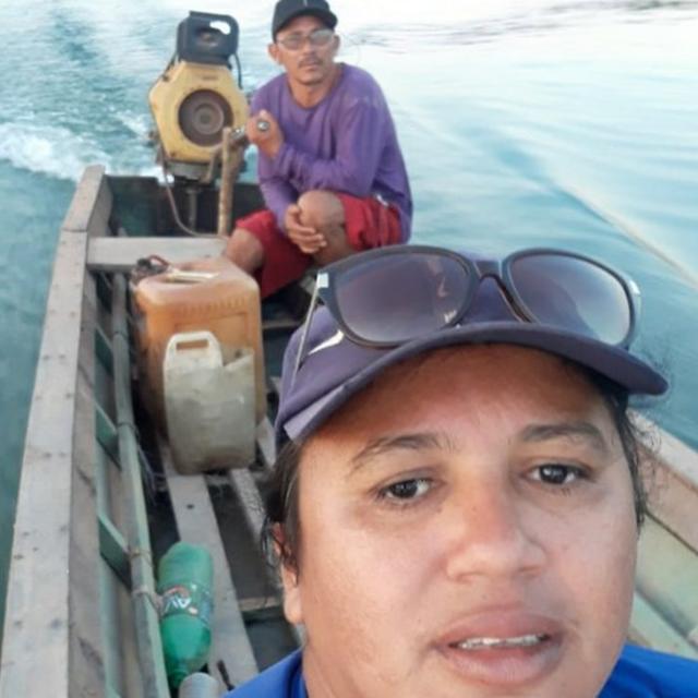 Geizy faz uma selfie enquanto está no barco