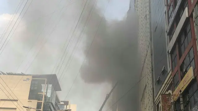 প্রত্যক্ষদর্শীরা জানিয়েছেন আগুন লাগার প্রায় আধা ঘন্টা পর ঘটনাস্থলে আসেন ফায়ার সার্ভিসের কর্মকর্তারা।