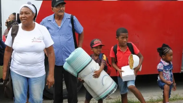 Raia wa Cuba wakiwa na mali yao wakiondoka kabla ya kuwasili kwa kimbunga Mathew.