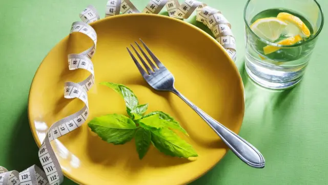 Plato con plantas y medidor.