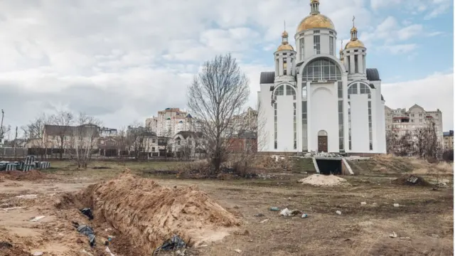 Братская могила у храма Андрея Первозванного и Всех Святых в Буче