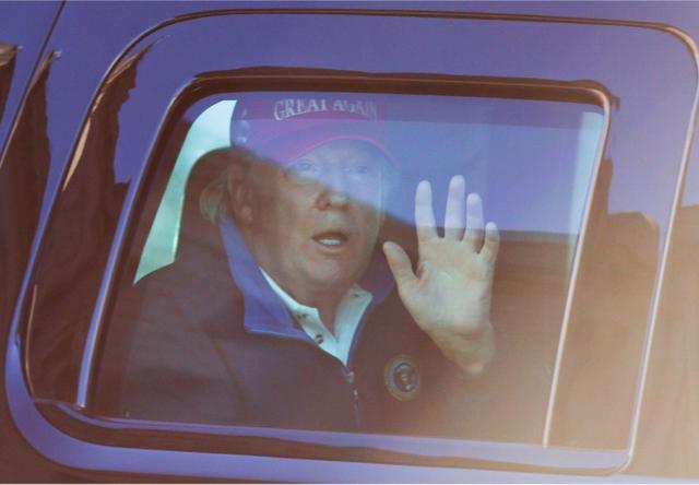 随着特朗普的车队穿过市中心，支持者兴奋地尖叫着冲过去要一睹总统的身影，特朗普则戴着一顶红色的“MAGA”帽子向他们微笑。