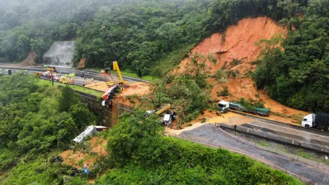 Veículos tombados e rodovia bloqueada após deslizamentopower up roletaterrapower up roletaRodovia no Paraná