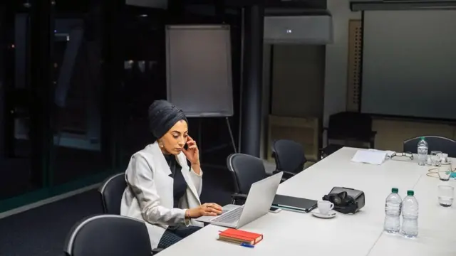 قد تسهم بيئة العمل نفسها في الإصابة بمتلازمة الإنهاك المهني، خاصة مع تزايد ضغط العمل وضيق الأطر الزمنية وعدم الحصول على التشجيع الكافي