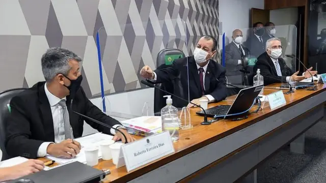 Omar Aziz discute com Roberto Dias na CPI