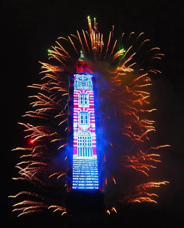 Em Taiwan, um festivalroleta de pokerfogos iluminou um arranha-céu no centro da capital, Taipei