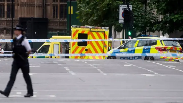 الشرطة أبعدت الناس وأفراد الصحافة عن المكان