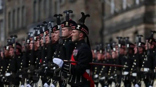 爱丁堡准备迎接女王的灵柩