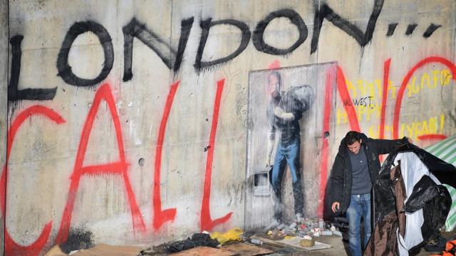 "Лондон зовет" - надпись на бетонной стене