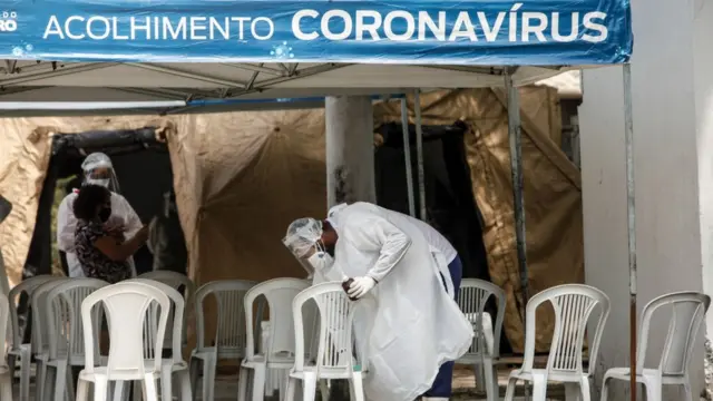 servidor da saúde atendendo pacientes