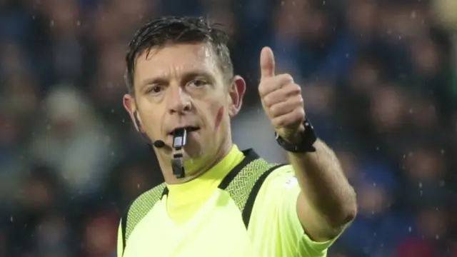 Maçın hakemi Gianluca Rocchi da yanağına kırmızı boya sürerek sahaya çıktı