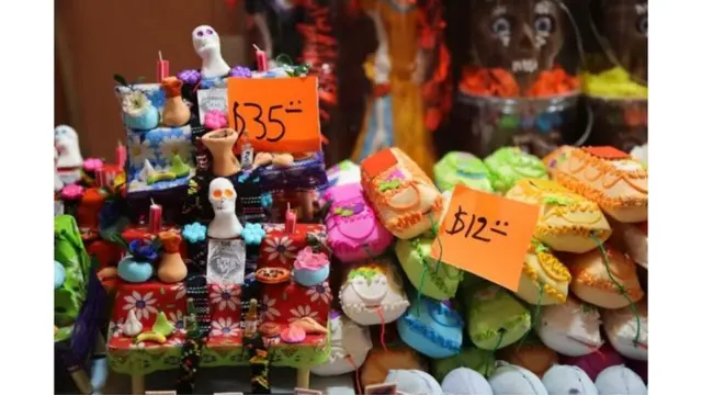 Şekerden yapılmış rengarenk tabutlar da es geçilmemiş