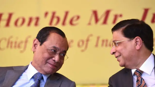 మంగళవారం జరిగిన జస్టిస్ దీపక్ మిశ్రా(కుడి) వీడ్కోలు సభలో జస్టిస్ రంజన్ గోగోయ్