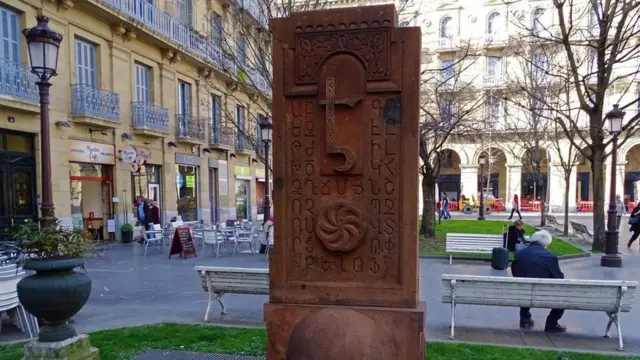 في مدينة سان سباستيان بإسبانيا، يرمز حجر خاتشكار إلى العلاقات الوطيدة التي تربط بين الشعبين الباسكي والأرمني