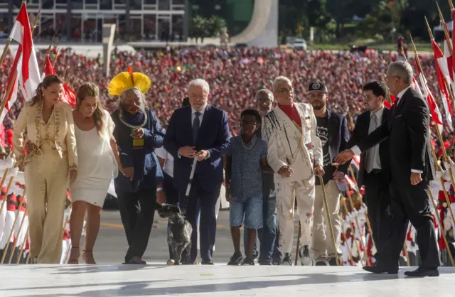 Cacique Raoni junto com Lula e outros representantes do povo brasileiro enquanto sobem a rampa do Planalto