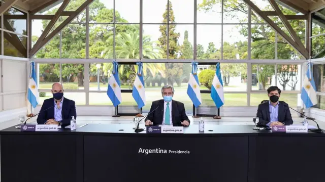 O presidente Alberto Fernández e o governador da província de Buenos Aires, Axel Kicillof, fazem pronunciamento com prefeito da capital, o político de oposição Horacio Larreta