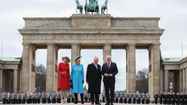 Карл III с Камиллой, президентом Штайнмайером и его супругой у Бранденбургских ворот