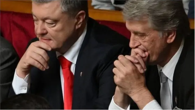 Зеленскийдин ант берүү салтанаты мурунку президенттер Порошенко менен Ющенкону терең ойго салды деп жазып чыгышты