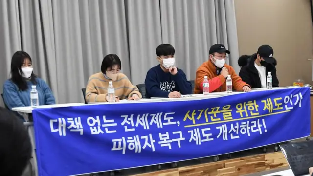 주택 1139채를 보유하다 사망한 일명 '빌라왕' 김모 씨 사건 피해 임차인들이 27일 오전 세종시 한 공유오피스에서 기자회견을 열고 돌려받지 못한 보증금 피해 내용을 설명하고 정부의 대책마련을 요구하고 있다