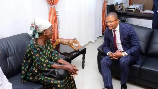 Mwalimu Kikongwe Bernadette Lukoki alipokutana na waziri wa elimu Didier Mudimbu