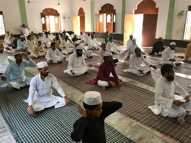 మదరసాలలో యోగాసనాలు