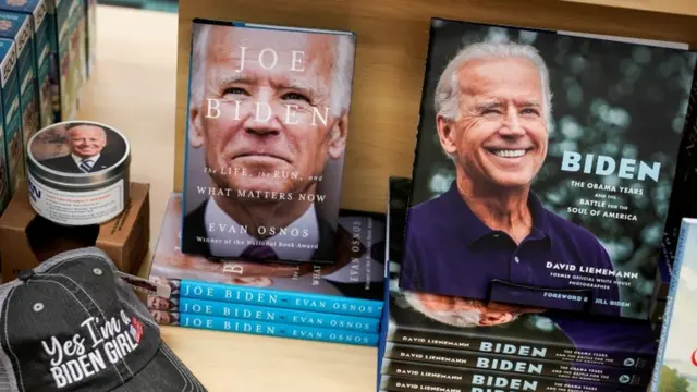 صور لبايدن على كتب ومجلات