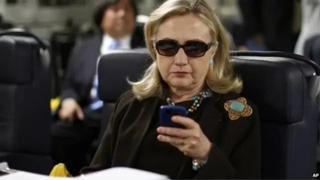 Chiến dịch vận động tranh cử của bà Clinton cáo buộc Giám đốc FBI James Comey dùng 'tiêu chuẩn kép rõ ràng' trong vụ điều tra việc sử dụng email của bà Hillary Clinton.