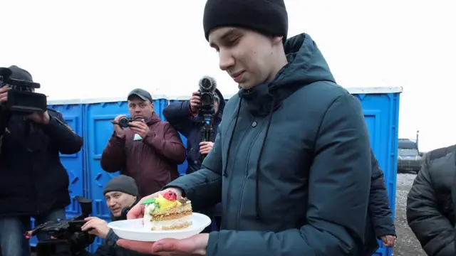 молодой человек с куском торта