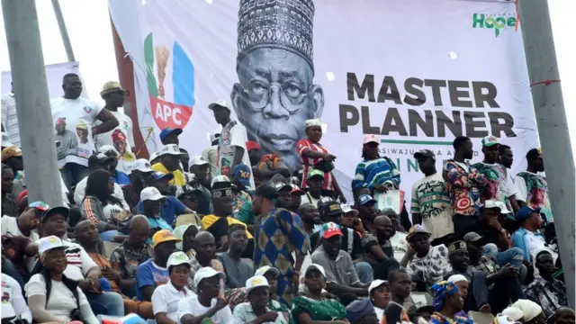 Supporters of di APC candidate